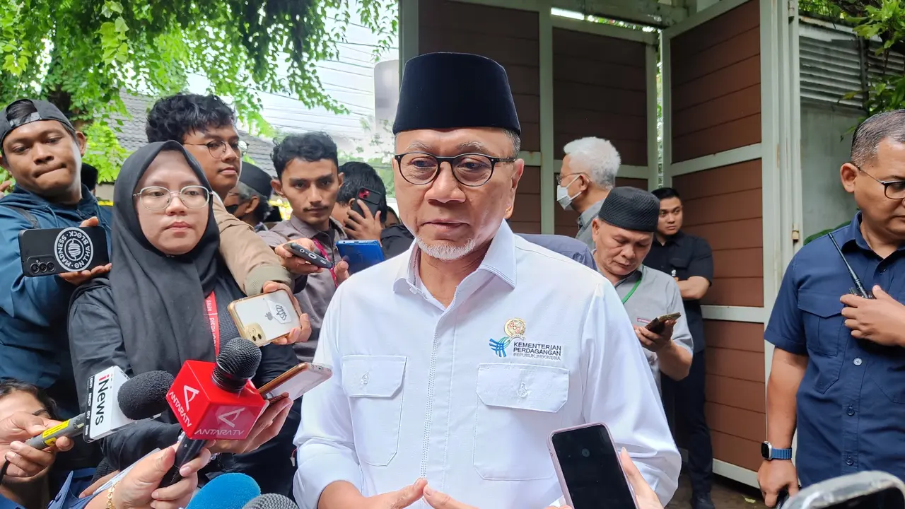 Ketua Umum PAN Zulkifli Hasan melayat ke rumah duka mantan Menteri Koordinator Bidang Kemaritiman Rizal Ramli, Rabu (3/1/2023).