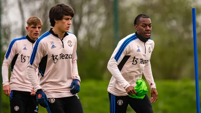 Anthony Elanga bersama MU