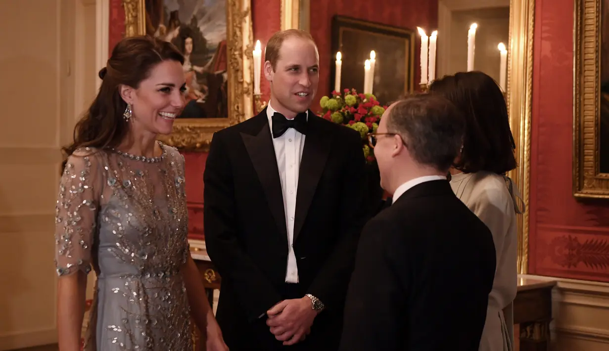 Kate Middleton dan suaminya, Pangeran William berbincang dengan Duta Besar Inggris Edward Llewellyn Llewellyn sebelum makan malam di Kedutaan Besar Inggris di Paris (17/3). (AFP Photo/Pool/Eric Feferberg)