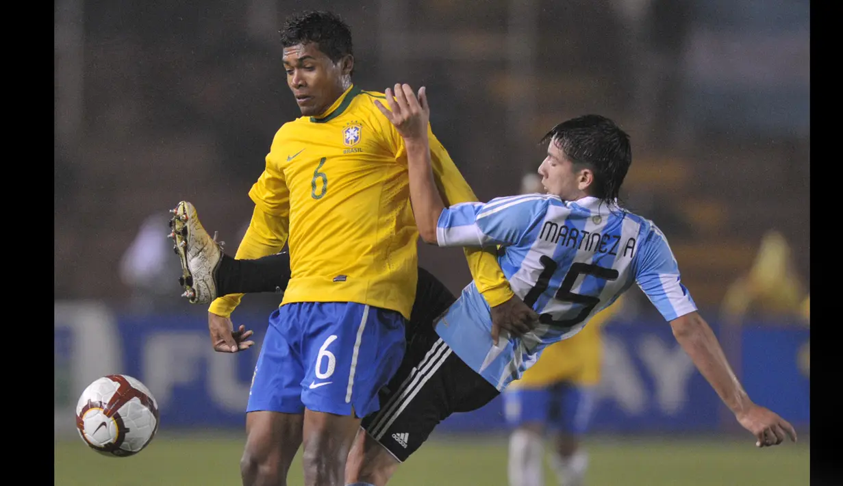 Alex Sandro (kiri) memang tidak tampil di pertandingan final Piala Dunia U-20 2011 karena cedera. Namun dirinya menjadi andalan di lini belakang Brasil saat di Piala Dunia U-20 2011. Alex Sandro besar di Santos FC hingga akhirnya hijrah ke FC Porto pada tahun 2011. Empat musim kemudian Juventus kepincut aksinya dan memboyongnya ke Turin. Kini Alex Sandro sudah tak sepecat dulu, ia lebih banyak didera cedera. Namun, dalam beberapa laga tenaganya masih cukup dibutuhkan oleh Juventus. (AFP/Cris Bouroncle)