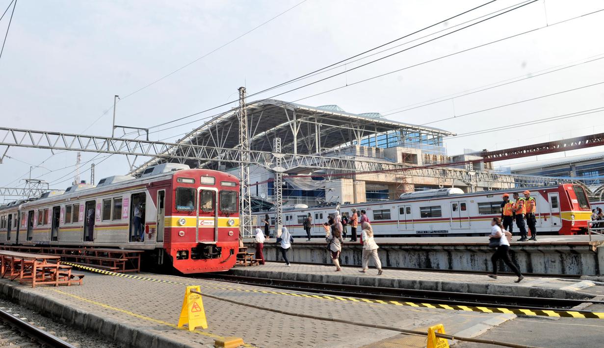Aktivitas calon penumpang di Stasiun Manggarai, Jakarta, Rabu (9/10/2019). Kasubag Humas Direktorat Jenderal Perkeretaapian Kemenhub Supandi mengatakan pelayanan KA jarak jauh rencananya akan dipindahkan dari Stasiun Gambir ke Stasiun Manggarai. (merdeka.com/Iqbal S. Nugroho)