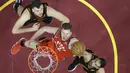 Pemain Raptors, Jakob Poeltl (tengah) melakukan dunks saat diadang dua pemain Cleveland Cavaliers pada gim keempat semifinal Wilayah Timur NBA playoff di Quicken Loans Arena, Cleveland, (7/5/2018). (AP/Tony Dejak)