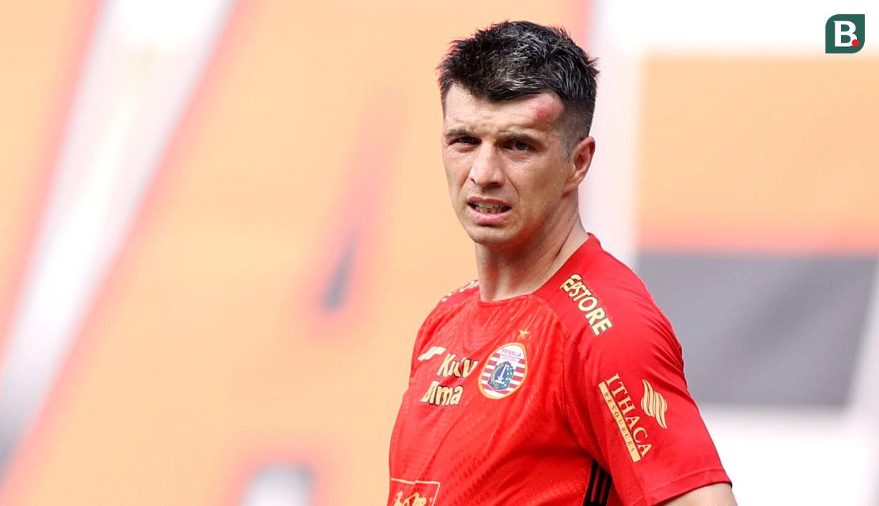 Kepala pemain Persija Jakarta, Ondrej Kudela, tampak benjol setelah terbentur kaki pemain Arema FC, Gustavo Almeida pada lanjutan BRI Liga 1 2023/2024 di Stadion Patriot Chandrabhaga, Kota Bekasi, Minggu (20/08/2023). Kedua tim bermain imbang 2-2. (Bola.com/M Iqbal Ichsan)