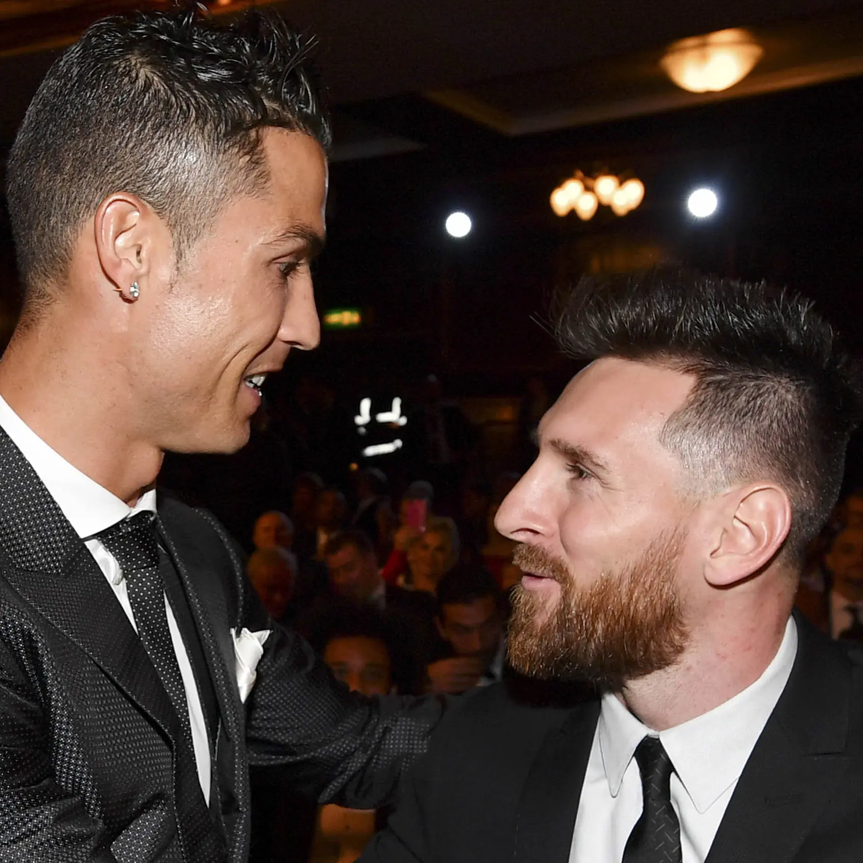 Bintang Real Madrid, Cristiano Ronaldo, berbincang dengan striker Barcelona, Lionel Messi (AFP/Ben Stansall)