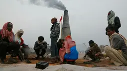 Para migran India beristirahat di sebuah pabrik batu bata di pinggiran Kathmandu, Nepal. Ribuan pekerja migran India datang ke Nepal untuk bekerja di pabrik batu bata. (AP Photo/Niranjan Shrestha)