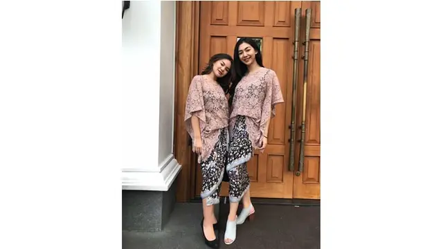 Potret Shania dan Shafa Harris, keduanya terlihat kompak dengan balutan kebaya modern.