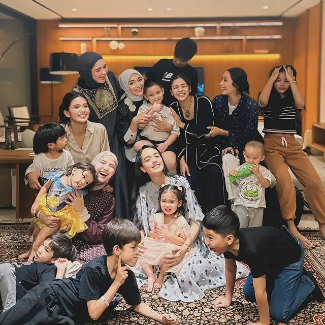 6 Potret Reuni Gadis Sampul 2007 di Momen Bukber, Makin Seru karena Ada Tukar Kado