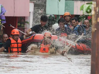 Petugas melakukan proses evakuasi warga terdampak banjir yang melanda di kawasan Tanjung Sanyang, Cawang, Jakarta Timur, Senin (3/3/2025). (Liputan6.com/Herman Zakharia)