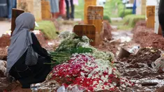 Salah satu kerabat bersimpuh di sisi makam Oxavia Aldiano atau lebih dikenal dengan nama Vidi Aldiano di Tempat Pemakaman Umum (TPU) Tanah Kusir, Jakarta, Minggu (8/3/2026). (Kapanlagi.com/Budy Santoso)