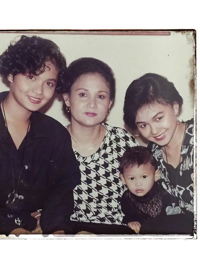 Jarang Terekspos, Ini 6 Potret  Ibu Krisdayanti yang Cantik Menawan