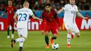 Gelandang Portugal, Andre Gomes (tengah) berusaha melewati gelandang Islandia, Gylfi Sigurdsson  pada laga Grup F Piala Eropa di Stade Geoffroy-Guichard, Prancis, Selasa (14/6). Islandia berhasil tahan imbang Portugal 1-1. (REUTERS/Robert Pratta)