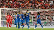 Pemain Persib Bandung merayakan gol yang dicetak Artur Gevonrkyan ke gawang Persija Jakarta pada laga pekan kedelapan Shopee Liga 1 2019 di Stadion Utama Gelora Bung Karno, Senayan, Jakarta, Rabu (10/7/2019). Persija dan Persib bermain imbang. (bola.com/Yoppy Renato)