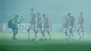 Para pemain Timnas Indonesia tampak lesu usai ditahan imbang Bangladesh pada laga uji coba FIFA Matchday antara Timnas Indonesia menghadapi Bangladesh di Stadion Si Jalak Harupat, Bandung, Rabu (1/6/2022) malam WIB. (Bola.com/M. Iqbal Ichsan)