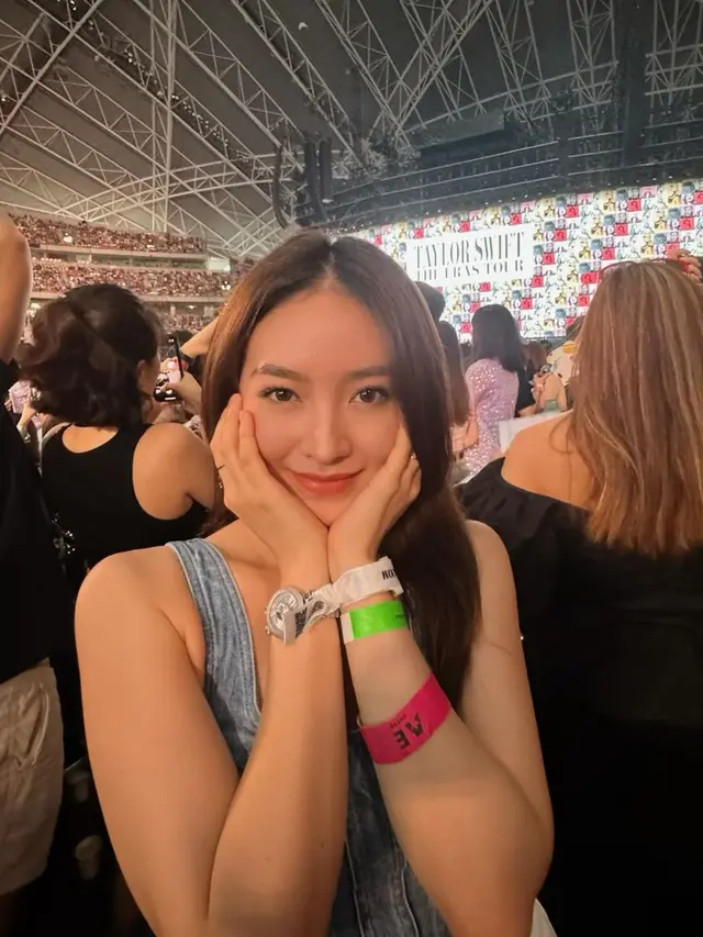7 Potret Natasha Wilona Nonton Konser Taylor Swift dengan Ibunda, Seru Abis
