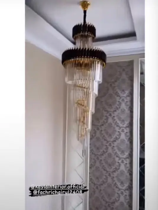 Punya interior mewah, rumah itu lokasinya berdekatan dengan Syahnaz Sadiqah dan beberap artis kenamaan lain. (Instagram @ikatancintarcti_officiall/brilio)