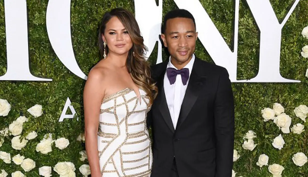 Jalinan cinta yang sudah dibina selama kurang lebih satu dekade ini ternyata juga pernah mengalami pasang surut. Seperti pasangan pada umumnya, Chrissy dan John juga pernah hadapi momen yang buruk. (AFP/Angela Weis)