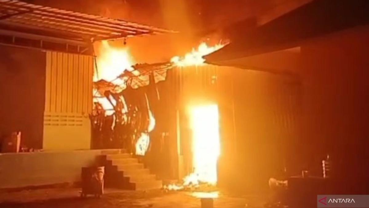 Gudang Ekspedisi di Cakung Terbakar, 70 Petugas Damkar Berjibaku Padamkan Api