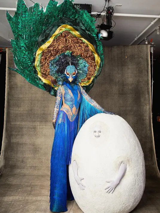 Kaulitz mengungkapkan keputusan tersebut muncul supaya bisa matching dengan kostum burung merak istrinya. So sweet banget ya pasangan satu ini, bagaimana menurutmu Sahabat Fimela? [Foto: IG/!heidiklum]