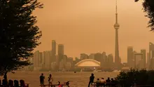 Masyarakat melihat ke arah cakrawala pusat kota dari Kepulauan Toronto saat kebakaran hutan di Ontario Utara menyebabkan buruknya kualitas udara di seluruh kota, di Toronto, Ontario, Kanada, 15 Juli 2026. Toronto mengalami kualitas udara terburuk dibandingkan kota besar mana pun di dunia pada hari Rabu, kata perusahaan Swiss IQAir, ketika pihak berwenang Kanada mendesak masyarakat untuk tetap berada di dalam rumah. Toronto mengalahkan New Delhi dan ibu kota Republik Demokratik Kongo, Kinshasa, ketika asap kebakaran mengubah langit menjadi abu-abu kekuningan di kota terbesar Kanada. (Cole BURSTON/AFP)