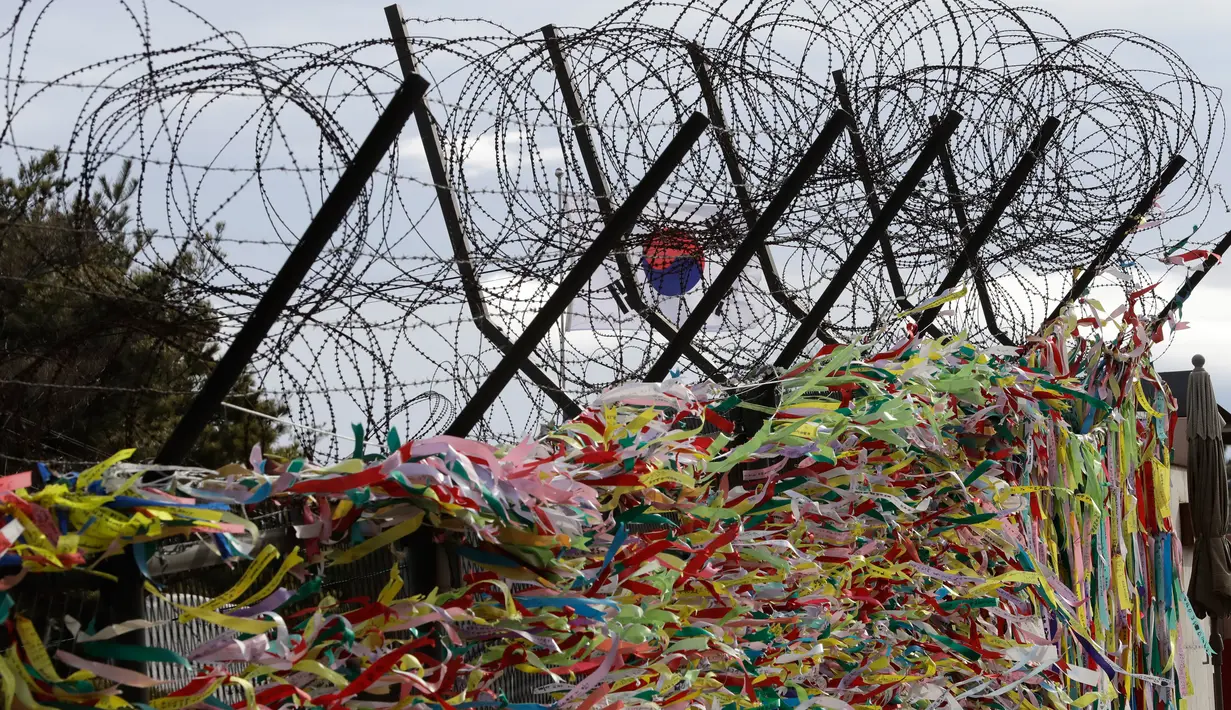 Ribuan pita bertuliskan pesan damai antara Korea Selatan dan Korea Utara menghiasi pagar kawat di Paviliun Imjingak, Paju, Korea Selatan, Senin (5/3). (AP Photo/Lee Jin-man)