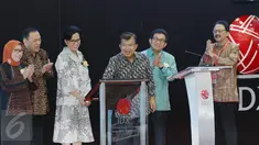  Wapres Jusuf Kalla membuka perdagangan saham 2017 Bursa Efek Indonesia (BEI) di Jakarta, Selasa (3/1). Peresmian dihadiri oleh Menkue Sri Mulyani, Ketua OJK Muliaman Hadad, Kepala Eksekutif Pengawas Pasar Modal Nurhaida. (Liputan6.com/Angga Yuniar)