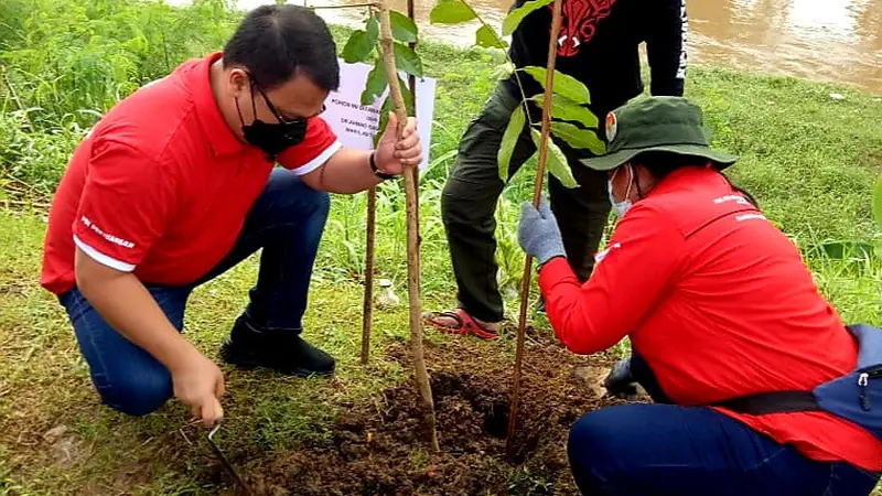 Ketua DPP PDIP Ahmad Basarah turut menyemarakkan kegiatan menanam pohon dan bersih-bersih sungai.