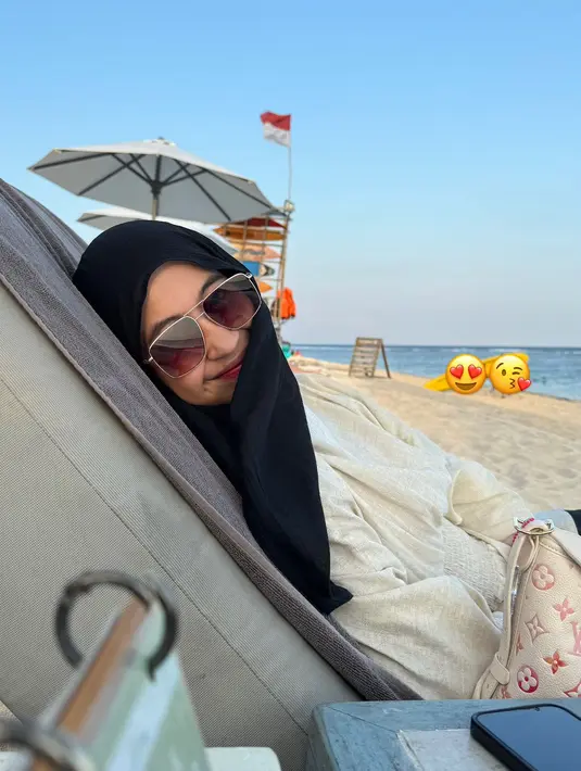 Jinjing tas Louis Vuitton, Adiba Khanza lengkapi busananya dengan rok hitam panjang dan hijab senada [@adiba.knza]