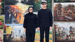 Jalan-jalan bareng, Dinda Hauw dan Rey Mbayang tampil kasual dan kompak dengan baju couple warna hitam. Gayanya yang kekinian, bisa jadi inspirasi pasangan muda dalam memilih baju couple.(Liputan6.com/IG/@dindahw)