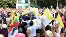 Paus Fransiskus berada didalam mobil menyapa warga saat tiba di Myanmar (27/11). Agenda utama kunjungan Paus Fransiskus tersebut adalah untuk membahas krisis Rohingya dengan para pejabat Myanmar. (AFP Photo/Vincenzo Pinto)