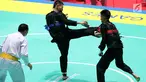 Pesilat Indonesia, Iqbal Candra Pratama saat bertarung melawan Pesilat Thailand, Porntep Poolkaew di Arena Pendopo Pencak Silat TMII, Jakarta, Kamis (23/8). Pesilat Iqbal unggul dengan skor 5-0 di kelas 60-65 kg. (Liputan6.com/Fery Pradolo)