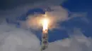 <p>Pesawat ruang angkasa India Chandrayaan-3 meluncur dari Satish Dhawan Space Center di Sriharikota, India, Jumat (14/7/2023). India sukses meluncurkan roket yang membawa pesawat Chandrayaan-3 menuju Bulan dari Sriharikota. (AP Photo/Aijaz Rahi)</p>