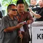 Pemilih disabilitas dibantu pendamping memasukkan surat suara yang telah dicoblos saat mengikuti simulasi Pemilu 2019 di Taman Suropati, Jakarta, Rabu (10/4). Simulasi dilakukan untuk meminimalisir kesalahan dan kekurangan saat pencoblosan pemilu pada 17 April nanti. (Liputan6.com/Johan Tallo)