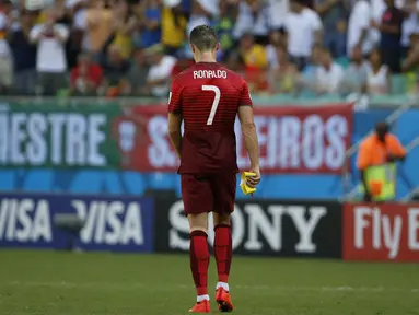 Kapten Tim Portugal, Cristiano Ronaldo, tertunduk lesu usai kalah 0-4 dari Jerman di babak penyisihan Piala Dunia 2014 Grup G di Fonte Nova Arena, Brasil, (16/6/2014). (REUTERS/Jorge Silva)