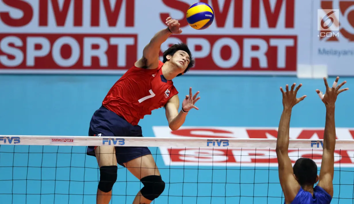 Pemain Timnas voli putra Korea Selatan, Kangwon Lee melakukan smes saat melawan Indonesia pada perebutan tempat ketga Kejuaraan Voli Asia 2017 di GOR Tri Dharma, Gresik, Selasa (1/8). Indonesia kalah 3-0. (Liputan6.com/Helmi Fithriansyah)