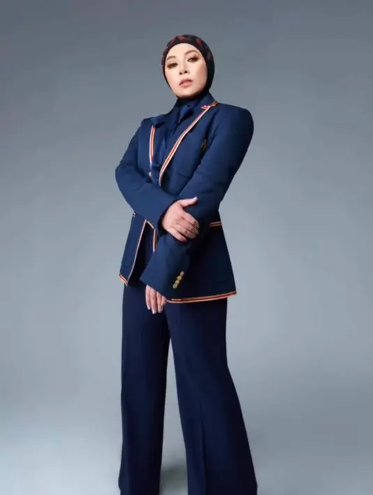 Melly tampil elegan dalam balutan blazer dan celana panjang cutbray warna navy.