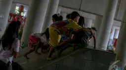 Meski belum selesai dibangun, para bocah ini tidak sabar untuk bisa bermain di taman tersebut, Jakarta, Senin (22/9/2014) (Liputan6.com/Faizal Fanani)