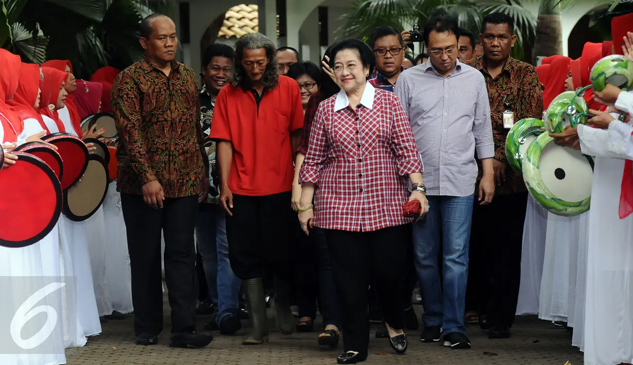 Ketua Umum PDI-P Megawati Soekarnoputri (tengah bersama keluarga menuju TPS 027 Kebagusan untuk menggunakan hak pilihnya pada Pilkada DKI Jakarta putaran 2, Rabu (19/4). (Liputan6.com/Helmi Fithriansyah)