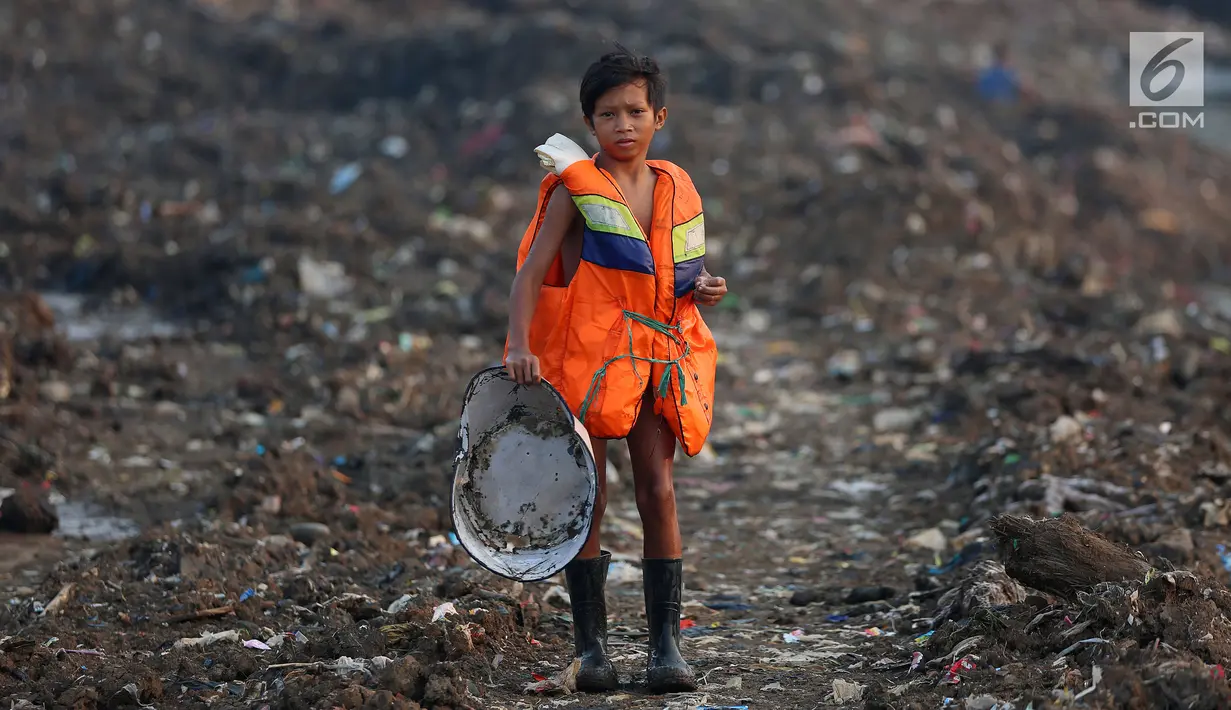 Ekspresi seorang anak yang mengenakan pelampung di areal proyek pengerukan lumpur di Kali Ciliwung, Kawasan Tanah Abang, Jakarta, Jum'at (22/9). (Liputan6.com/JohanTallo)