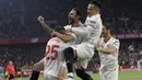 Pemain Sevilla, Mercado, merayakan gol bersama rekan-rekannya saat melawan Real Madrid pada laga La Liga Santander di Sanchez Pizjuan stadium, Seville, (9/5/2018). Madrid kalah 2-3 dari Sevilla.  (AP/Miguel Morenatti)
