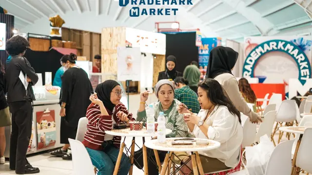 Para pengunjung di Trademark Market