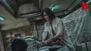 Potongan gambar berikutnya menampilkan Dr. Lim (Oh Jung Se), yang telah meneliti monsterisasi dan vaksin dengan melakukan segala macam eksperimen. (Foto: Netflix)