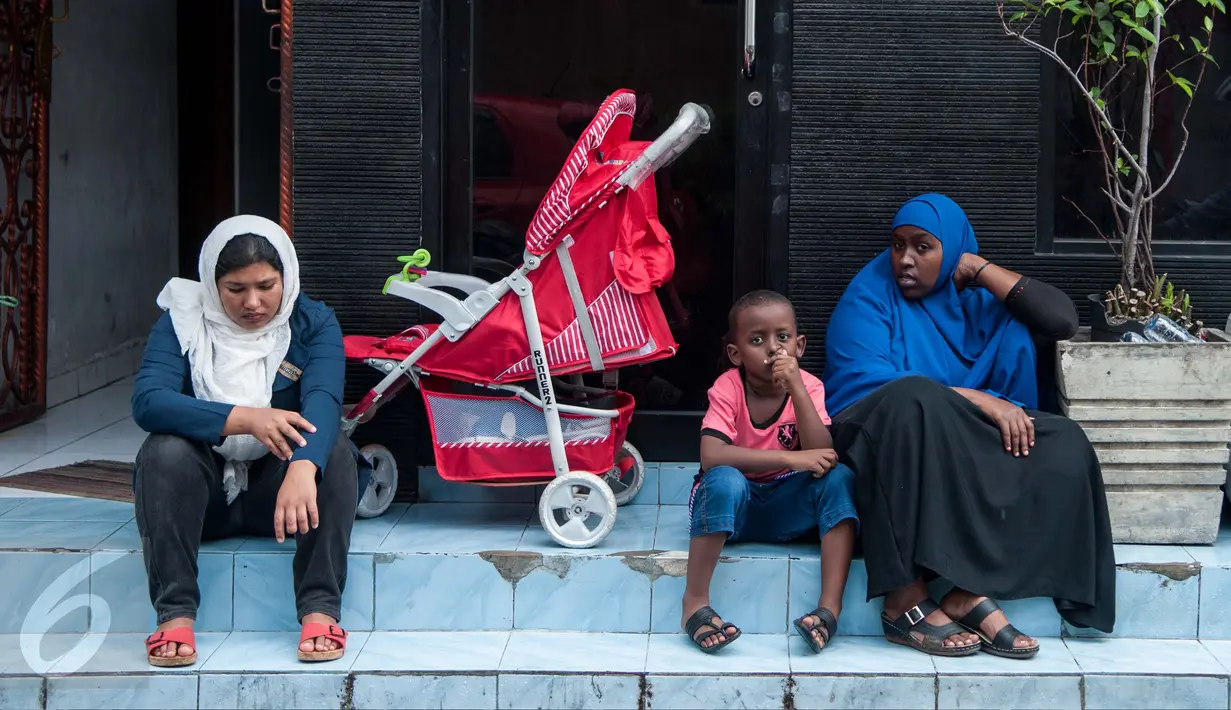 Sejumlah pengungsi atau pencari suaka menunggu panggilan dari pihak UNHCR, Jakarta, Senin (6/2). Sebagian pengungsi mengaku sudah berada di Indonesia lebih dari tiga tahun dan belum mendapatkan kepastian dari UNHCR. (Liputan6.com/Gempur M Surya)