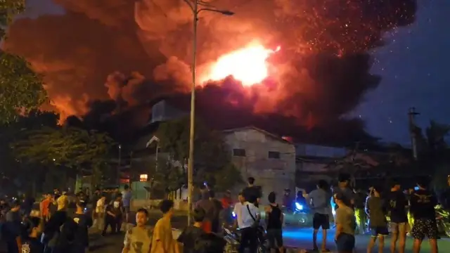 Pabrik sandal Swallow terbakar. (Liputan6.com/Reza Efendi)