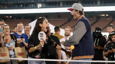 Kehebohan pasangan selebriti, Mila Kunis (kiri) dan Ashton Kutcher (kanan) saat bermain pingpong di acara tahunan ke-6 dari Clayton Kershaw, Ping Pong 4 Purpose, Los Angeles, Amerika Serikat, Kamis (23/8). (CHRISTOPHER POLK/GETTY IMAGES NORTH AMERICA/AFP)