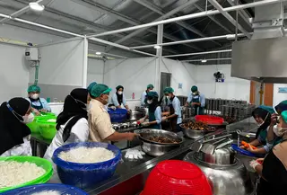 Presiden Prabowo Subianto meninjau langsung dapur SPPG untuk melayani program makan bergizi gratis (MBG) di Tanah Sereal, Kota Bogor, Jawa Barat, Senin (10/2/2025). (Foto: istimewa)