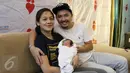 Ananda Omesh bersama istri saat jumpa pers kelahiran anak keduanya di rumah sakit kawasan Ampera, Jakarta, Senin (15/05). Dian melahirkan bayi laki-laki yang diberi nama Btara Langit Anandayu. (Liputan6.com/Herman Zakharia)