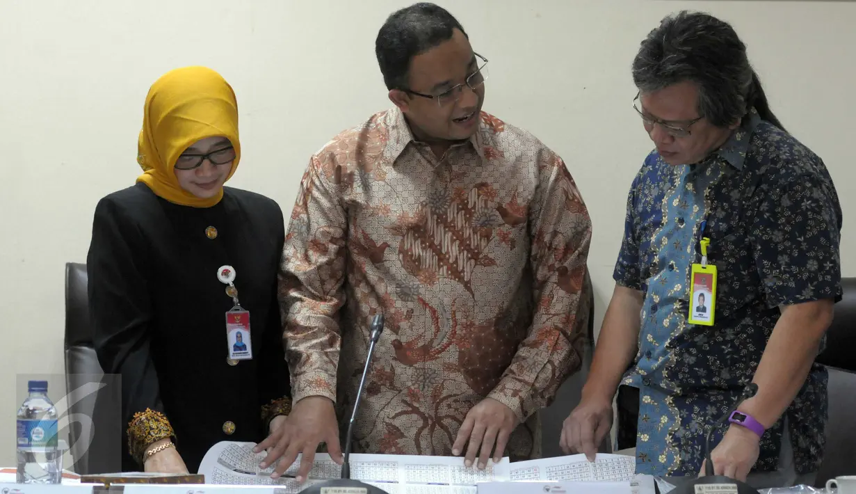 (Ki-ka) Wakil Ketua Ombudsman Lely Pelitasari Soebekty, Mendikbud Anies Baswedan dan anggota Ombudsman Alvin Lie berdiskusi di kantor Ombudsman RI, Jakarta, Rabu (4/5). Ombudsman mengadukan temuan evaluasi UN SMA/SMK 2016 lalu. (Liputan6.com/Helmi Afandi)
