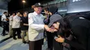 <p>Pemain Timnas voli putri Indonesia U-18, Venisa Dwi Oktani (kanan) bersalaman dengan Wakil Ketua Umum II PBVSI, Irjen Pol (Purn) Djoko Sardono dalam acara penyambutan di Terminal 3 Bandara Soekarno Hatta, Tangerang, Jumat (14/6/2024) usai menempati peringkat kedua pada turnamen bola voli putri Princess Cup 2024. (Bola.com/Bagaskara Lazuardi)</p>