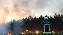 Kebakaran hutan terjadi di Cissac-Medoc, Prancis, Kamis (21/4). Penyebab kebakaran masih dalam tahap penyelidikan. (PHOTO PHOTO / MEHDI FEDOUACH)