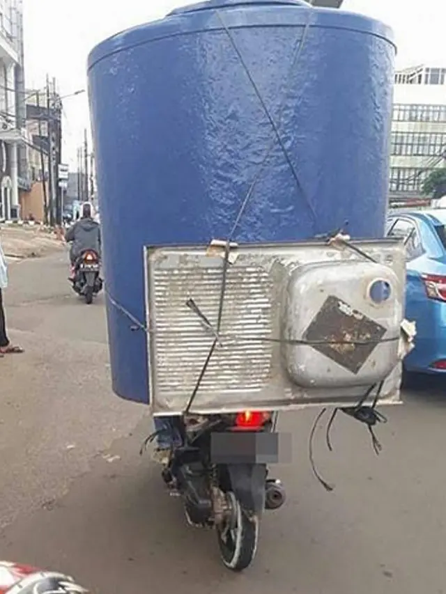 Bikin Khawatir, 8 Potret Driver Ojek Online Lagi Bawa Perabot Rumah Tangga